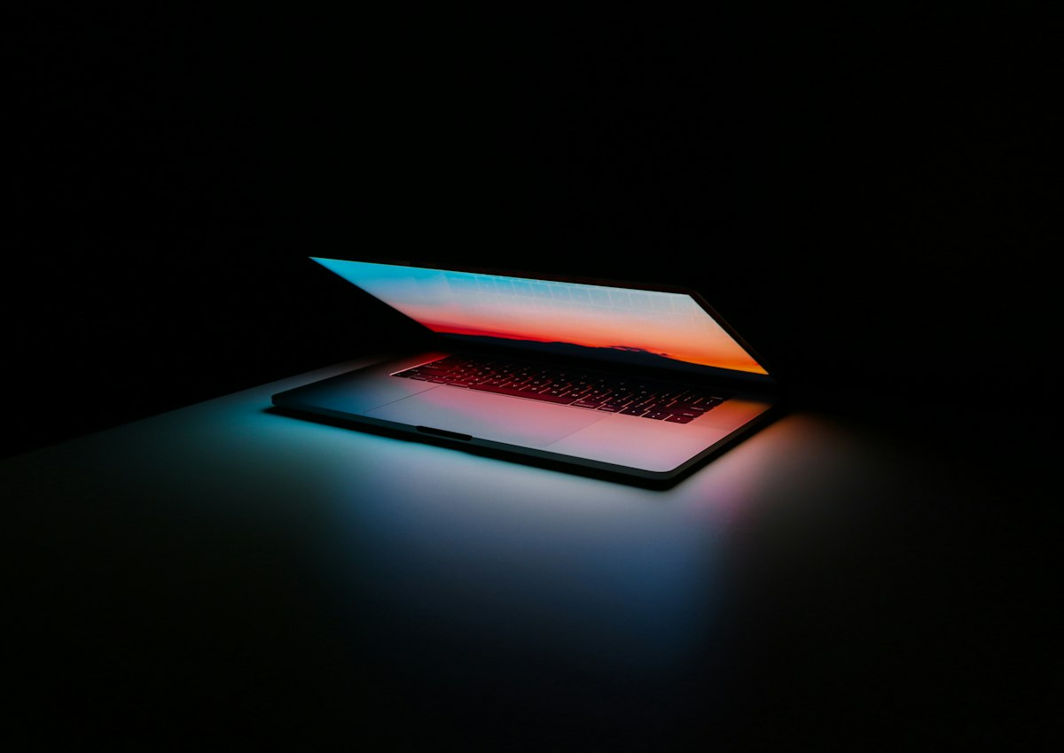 Laptop aberto sobre superfície, ilustrando por que o advogado precisa de site