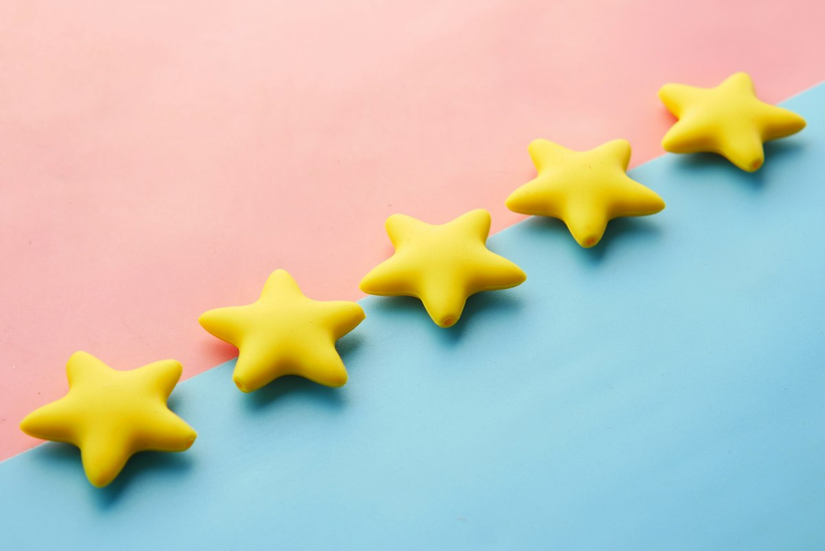 Fileira de estrelas amarelas, representando avaliações no Google para advogado