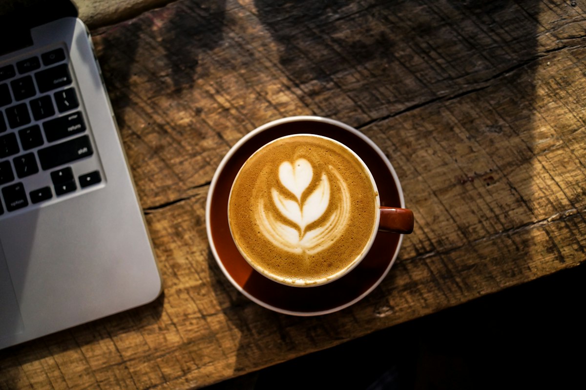 Café ao lado de laptop, ilustrando o blog de marketing para advogados