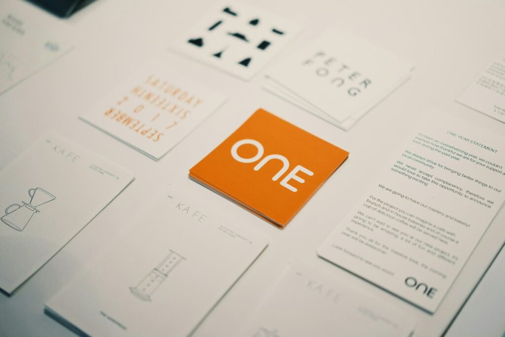 Cartões de identidade visual sobre mesa, ilustrando branding para escritórios de advocacia