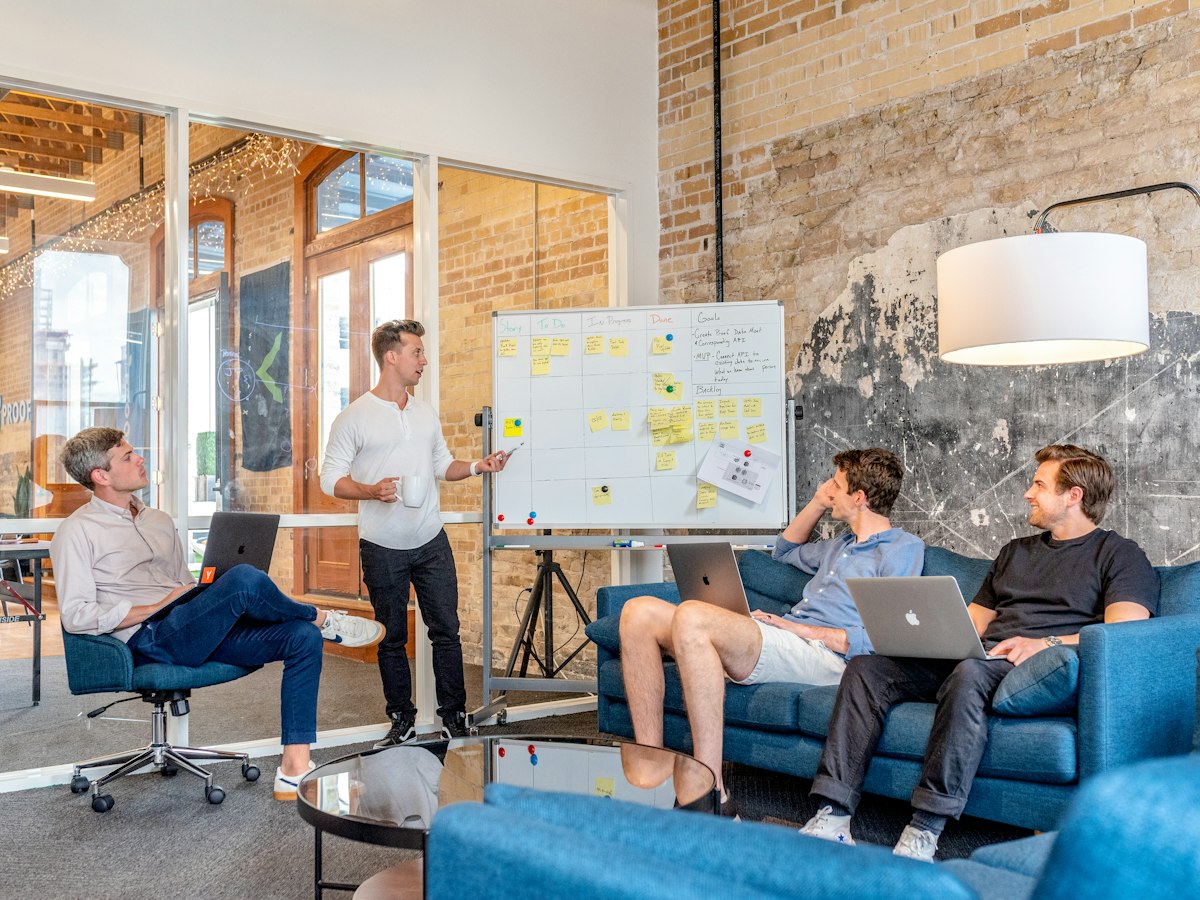 Equipe planejando diante de um quadro branco, ilustrando campanha de Google Ads por área do Direito
