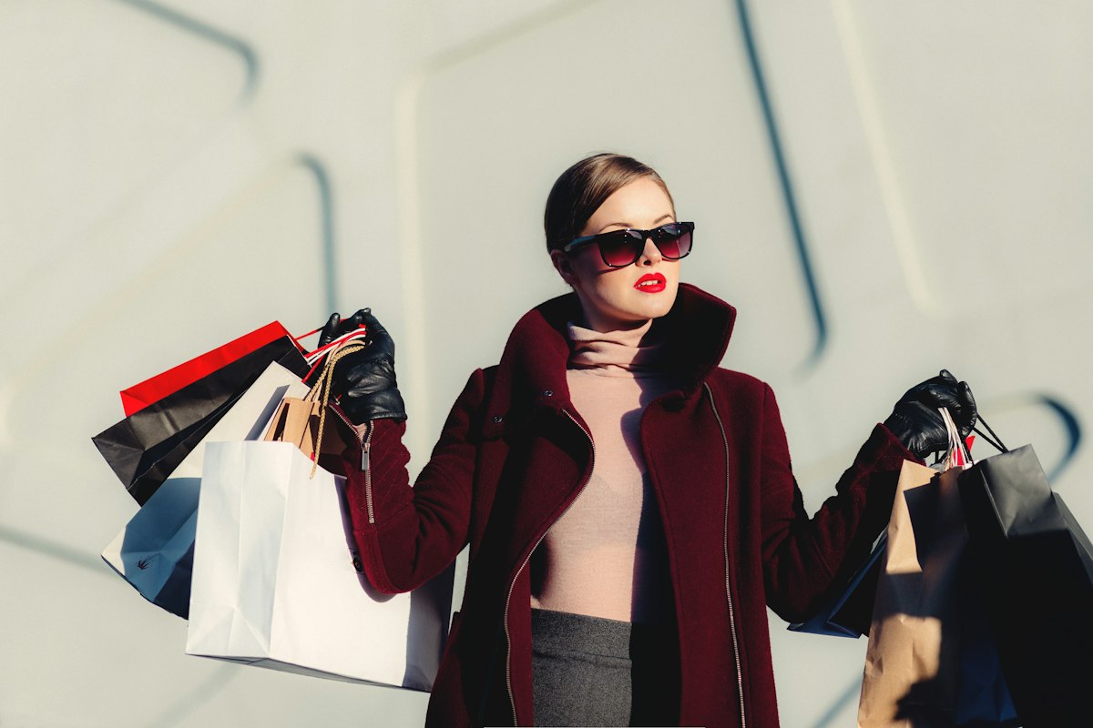 Mulher segurando sacolas de compras, ilustrando marketing para advogado do consumidor