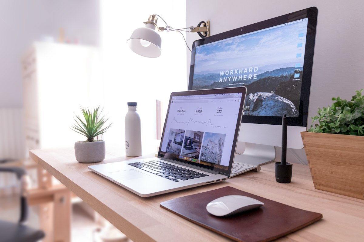 Computadores com site aberto sobre mesa, ilustrando criação de site para advogados