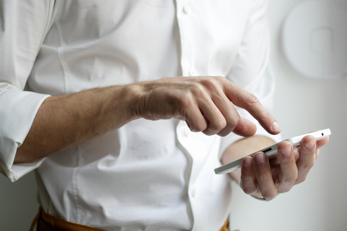 Pessoa segurando smartphone, ilustrando reputação online para advogados