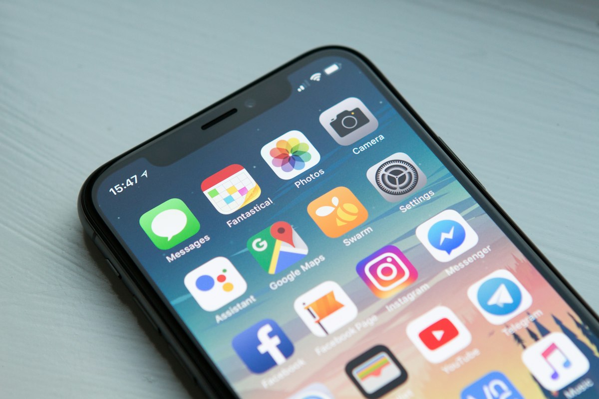 Smartphone em destaque, ilustrando a escolha entre Google Ads ou Instagram para advogado