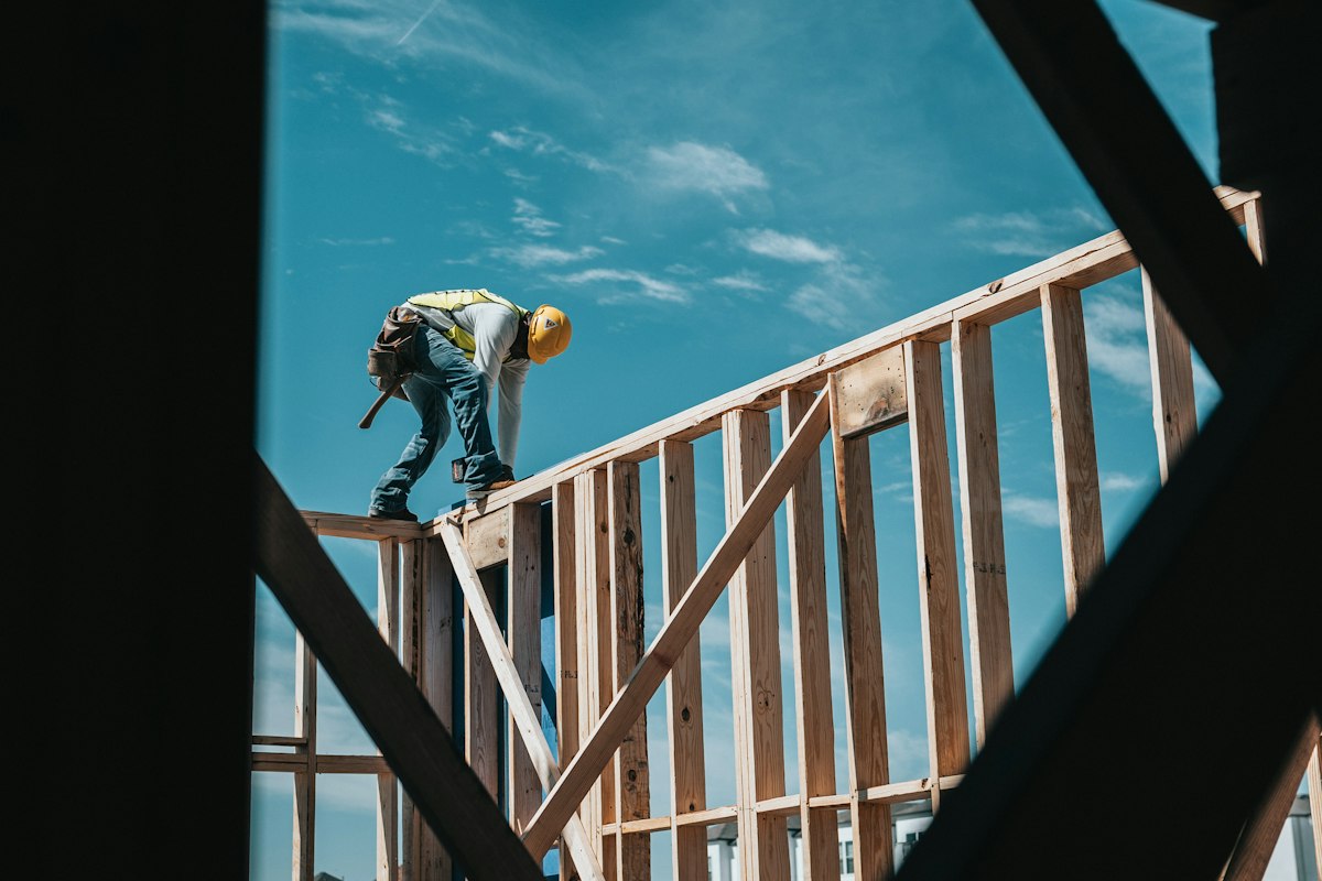 Operário da construção civil com capacete, ilustrando Google Ads para advogado trabalhista