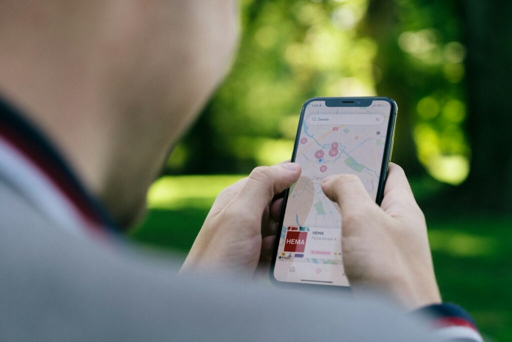 Pessoa segurando celular com mapa aberto, ilustrando Google Maps para escritório de advocacia
