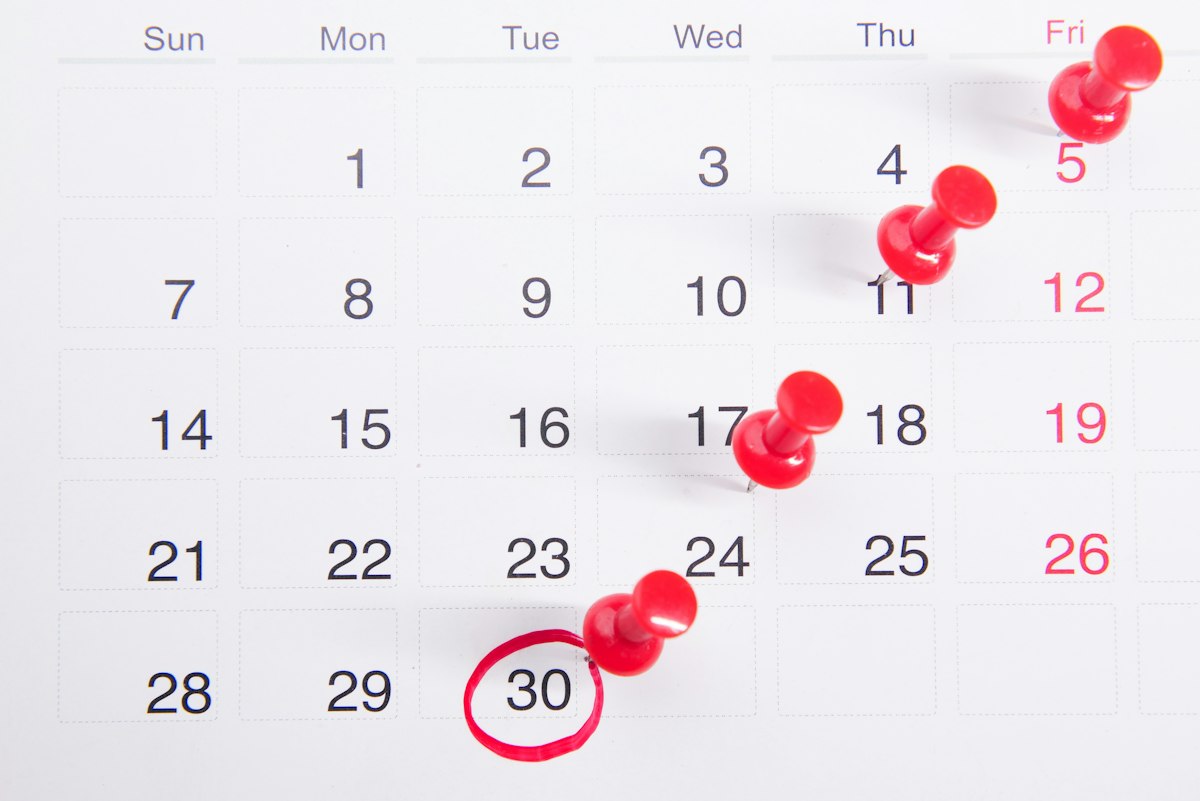 Calendário com marcações, ilustrando ideias de posts para advogados