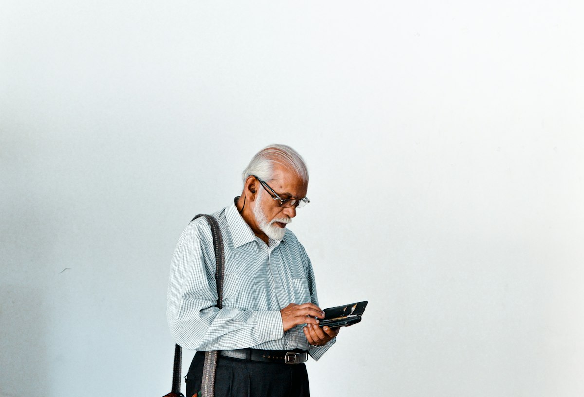 Homem segurando tablet, ilustrando landing page previdenciária