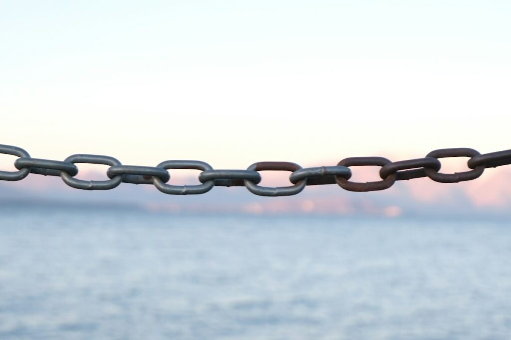 Corrente de metal, representando link building para sites jurídicos