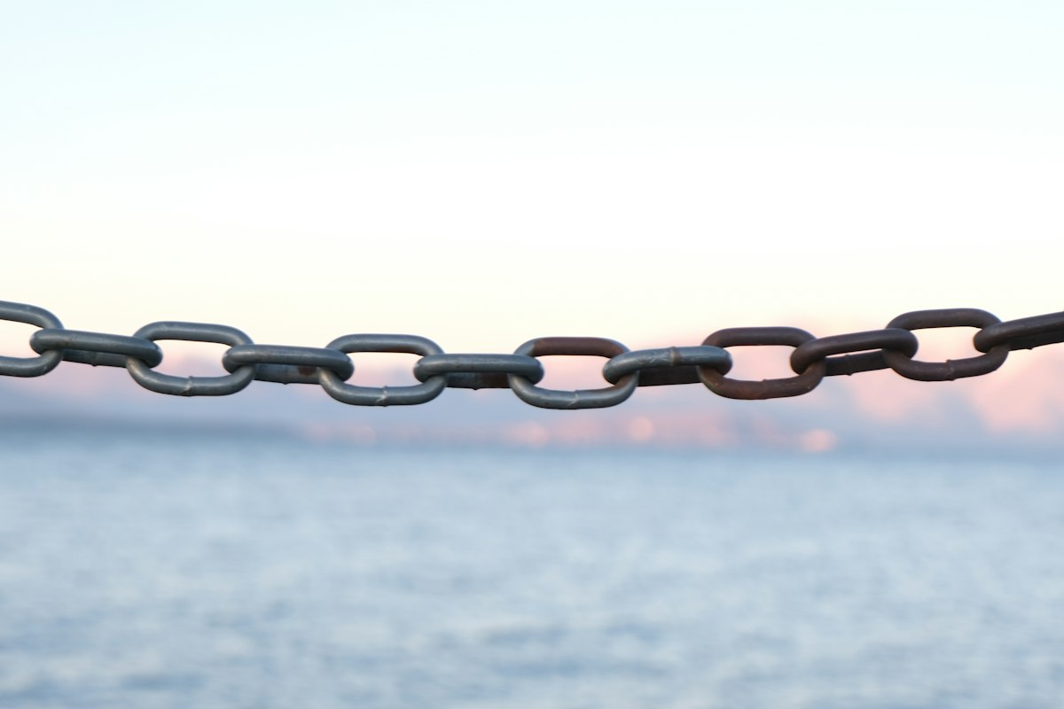 Corrente de metal, representando link building para sites jurídicos