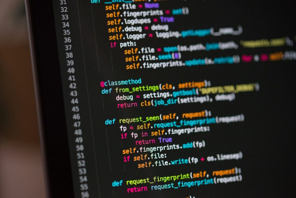 Tela de computador com código, ilustrando o arquivo llms.txt