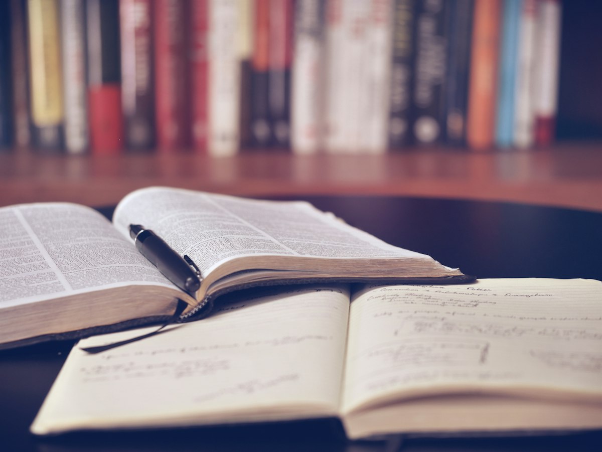 Livro aberto, ilustrando os materiais gratuitos de marketing para advogados