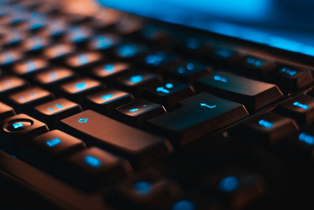 Close de teclado de computador, ilustrando a pesquisa de palavras-chave Google Ads para advogados