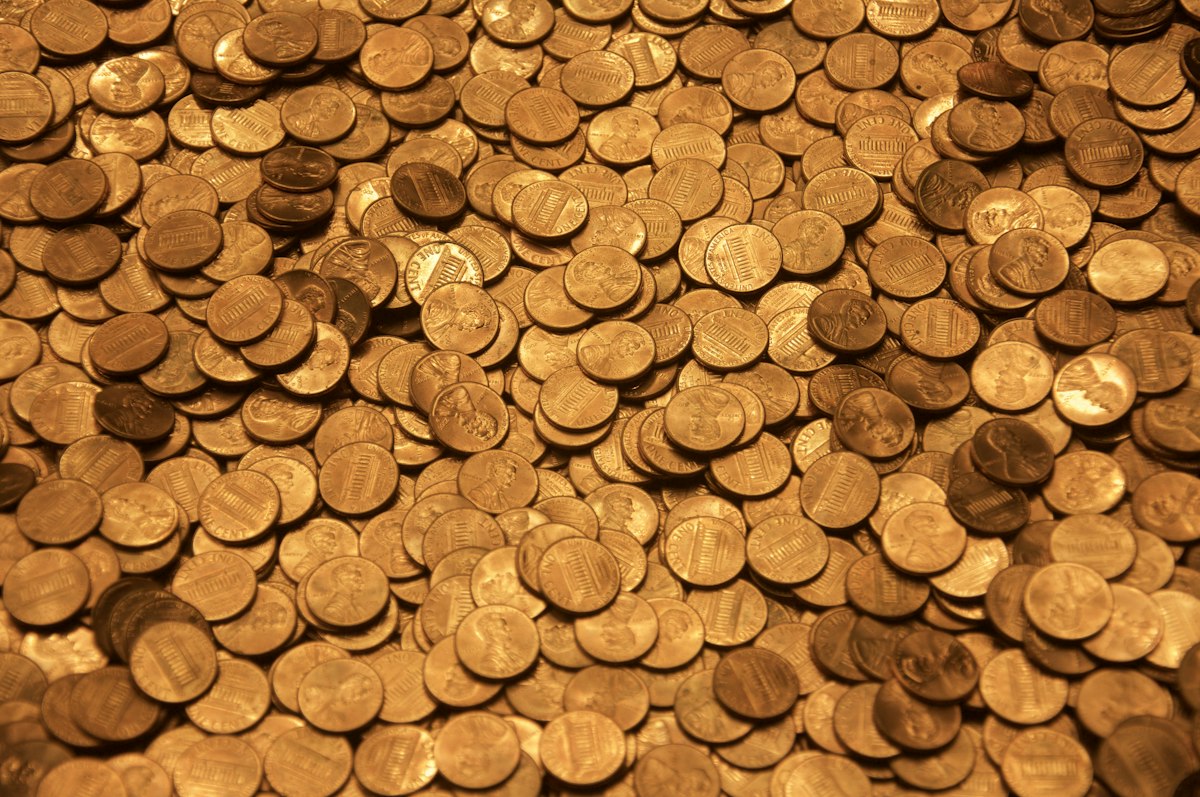 Moedas sobre superfície de madeira, ilustrando quanto custa marketing jurídico