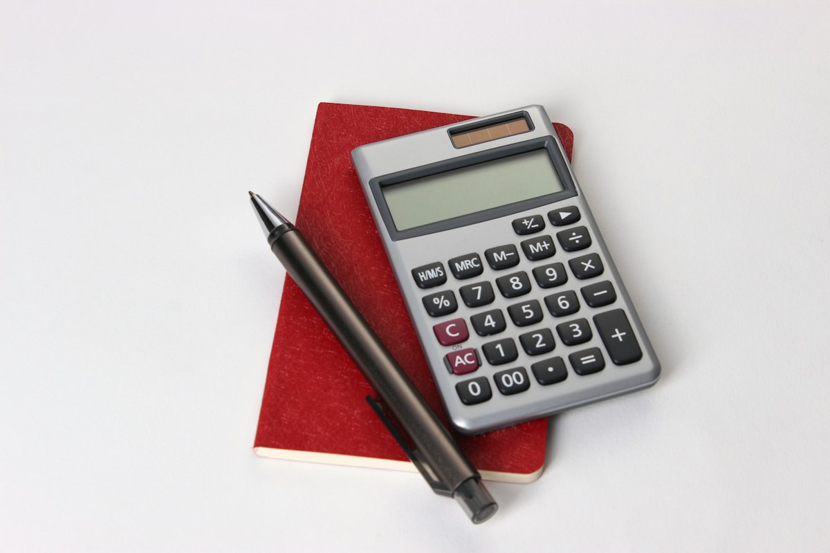 Calculadora e caneta, ilustrando quanto custa SEO para advogados