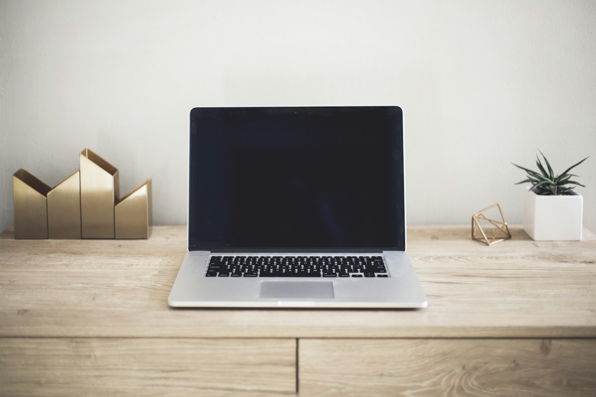 Laptop sobre mesa de madeira, ilustrando quanto custa um site para advogado