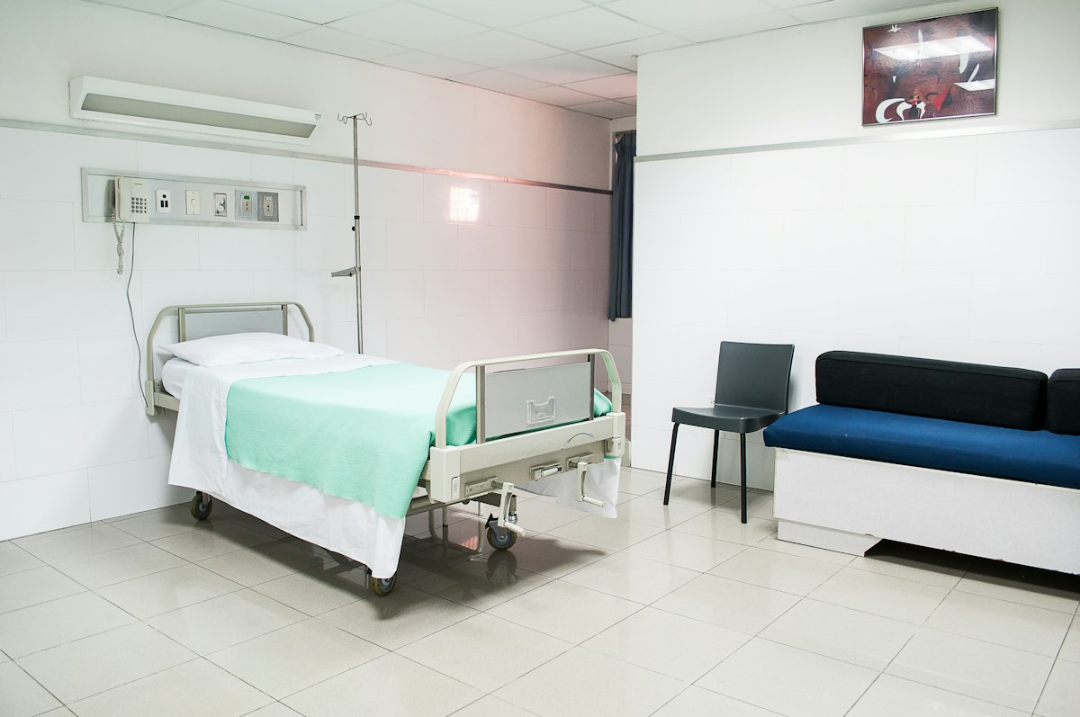Leito hospitalar em quarto de hospital, ilustrando marketing para advogado de direito à saúde