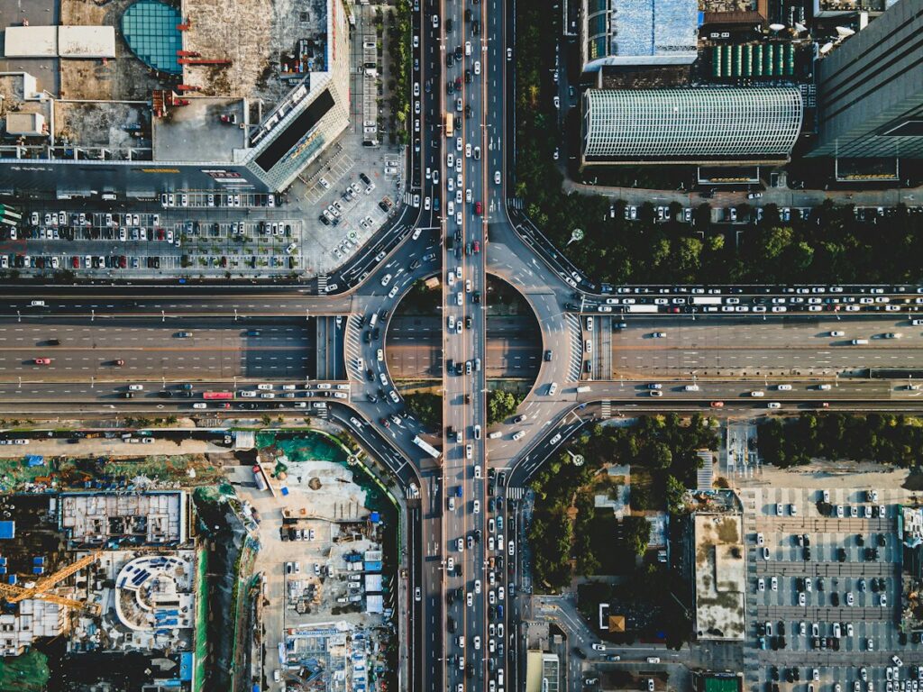 Vista aérea de cruzamento movimentado em cidade, ilustrando SEO local para advogado
