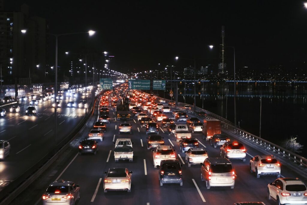 Carros na estrada à noite, ilustrando se tráfego pago para advogados é permitido